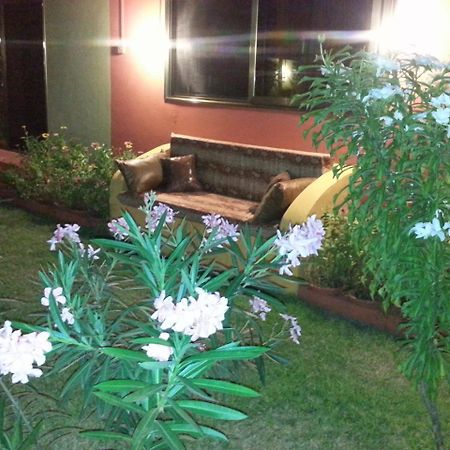 Golden Lilies Hotell Kokrobite Eksteriør bilde