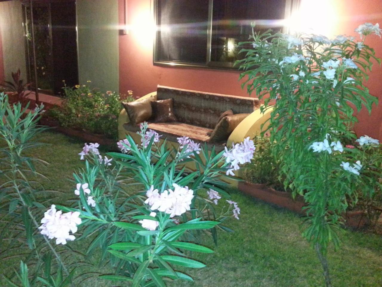 Golden Lilies Hotell Kokrobite Eksteriør bilde