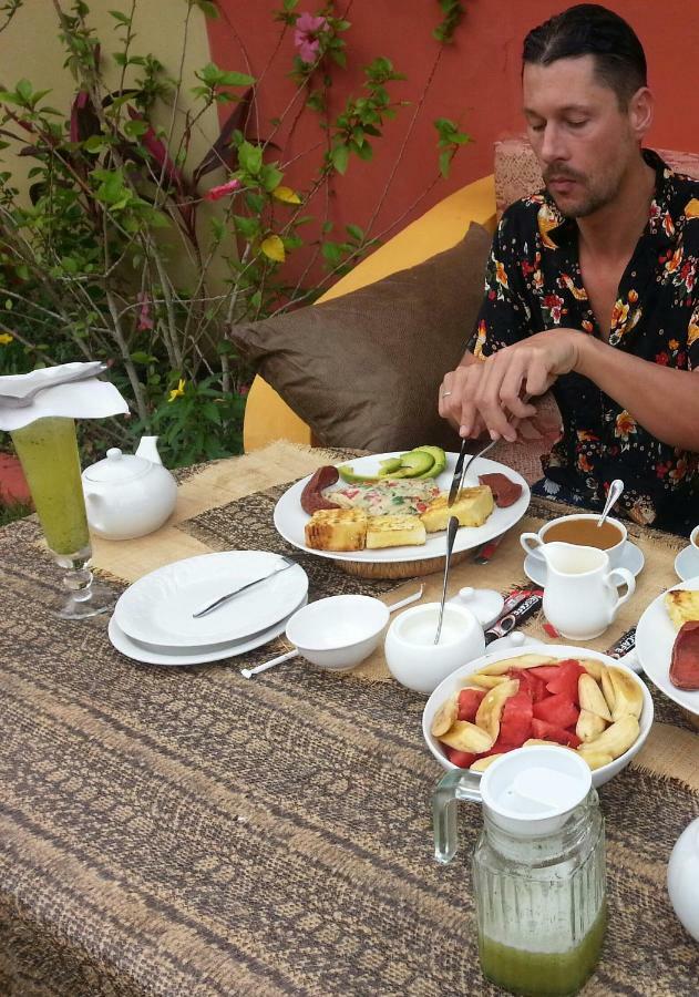 Golden Lilies Hotell Kokrobite Eksteriør bilde