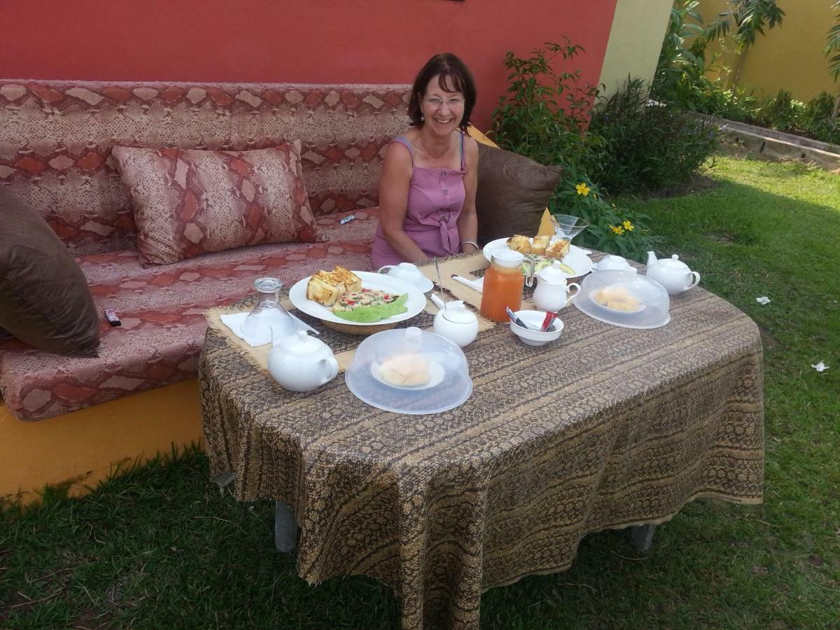 Golden Lilies Hotell Kokrobite Eksteriør bilde